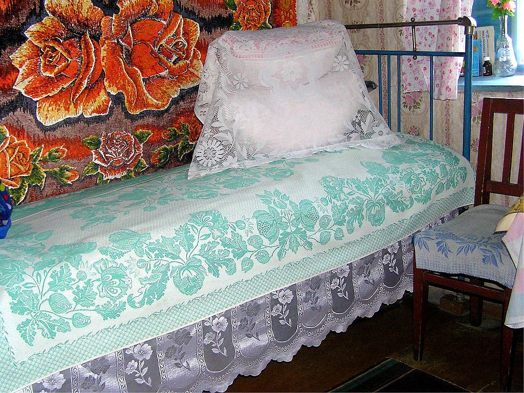 Забытые традиции: кровать с горой подушек